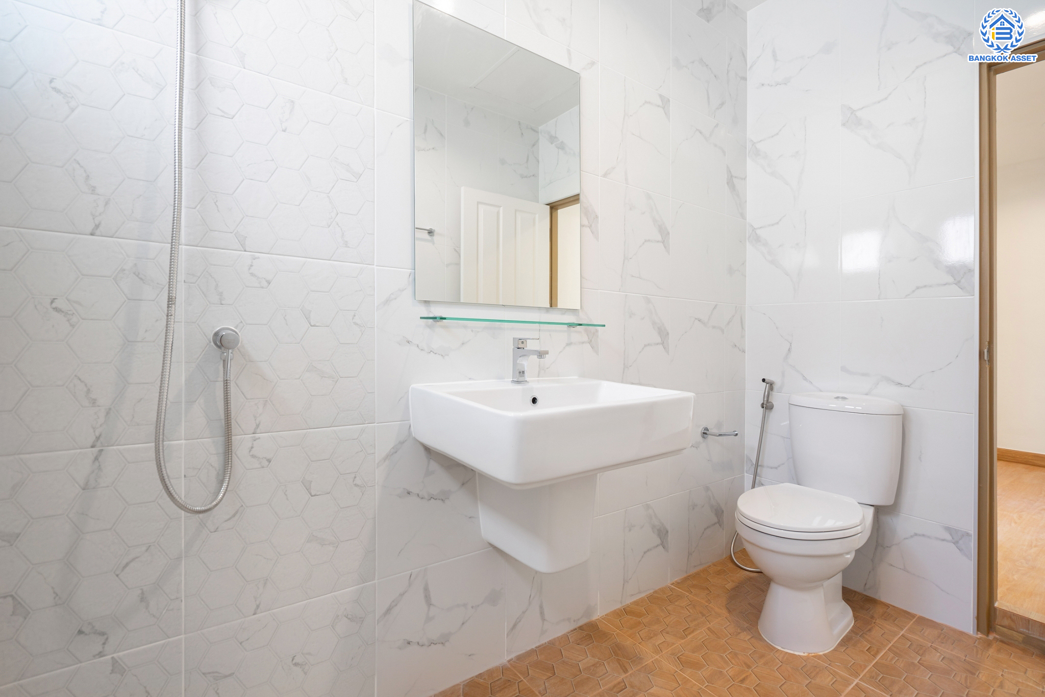 บ้านมือสองตกแต่งใหม่ ม.บ้านสวน5 กลางเมือง พิบูลย์สงคราม บ้านแฝด 3 ชั้น พร้อมอยู่ เนื้อที่ 32.9 ตร.ว. ฟังก์ชัน 4 ห้องนอน 3 ห้องน้ำ จอดรถได้ 2 คัน บนสุดยอดทำเล! เชื่อมถนนพิบูลย์สงคราม, วงศ์สว่าง, นครอินทร์ และติวานนท์ ใกล้จุดขึ้นทางด่วนศรีรัช-วงแหวนรอบนอก และรถไฟฟ้า "สถานีแยกติวานนท์"